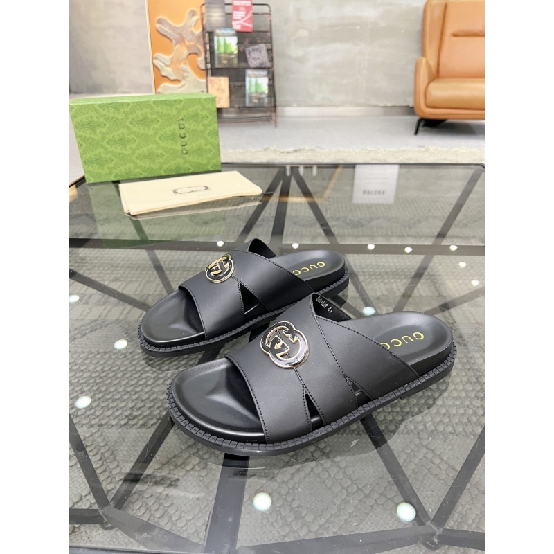 G*u*i slippers